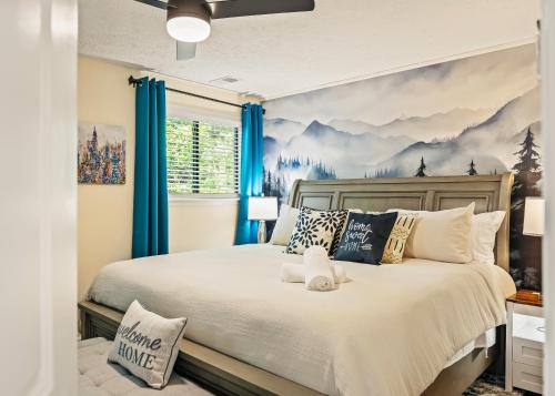 Ένα ή περισσότερα κρεβάτια σε δωμάτιο στο Azure Peaks Cozy Retreat