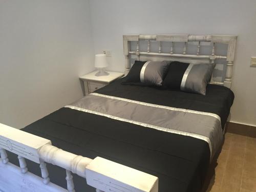 1 dormitorio con 1 cama grande y mesita de noche en Casa Rural El Zumaque, en Pereña