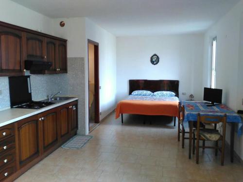 - une cuisine avec une table et un lit dans une chambre dans l'établissement Agriturismo Lucchetta, à Reggiolo