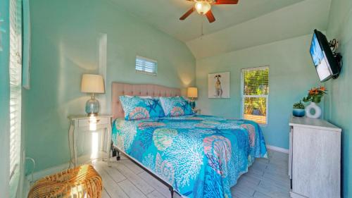 Cozy Cottage w Private Yard in Spanish Village Casa San Miguel by AvantStay في ميناء أرانساس: غرفة نوم بها سرير ومروحة سقف