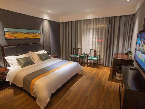 Una cama o camas en una habitación de Shell Hotel Tai'an Feicheng Longshan Road