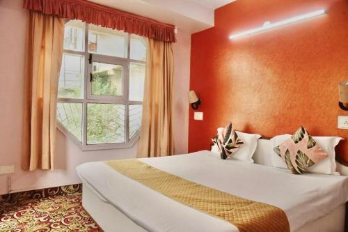 ein Schlafzimmer mit einem großen Bett und einem Fenster in der Unterkunft Le Boho Shimla in Shimla