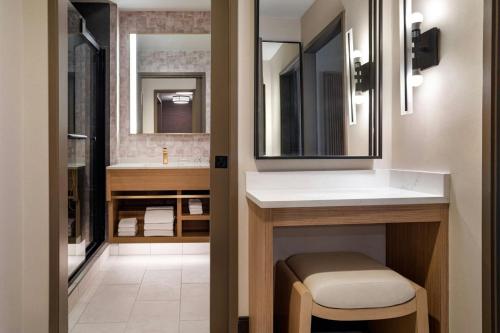 WestlakeMarriott Dallas Fort Worth Westlake的浴室里有洗手池和镜子