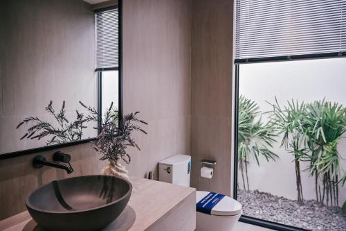 Ένα μπάνιο στο Étoile Kata Luxury Pool Villas by Astra