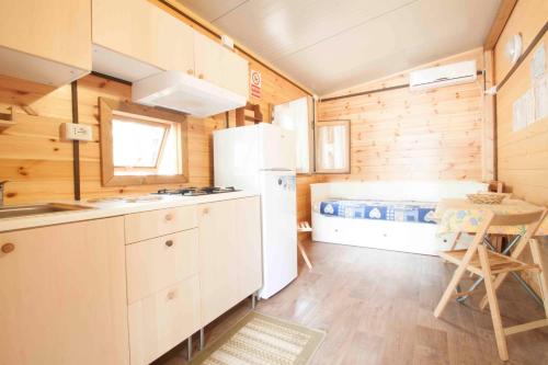 Kuchyň nebo kuchyňský kout v ubytování Elbadoc Camping Village
