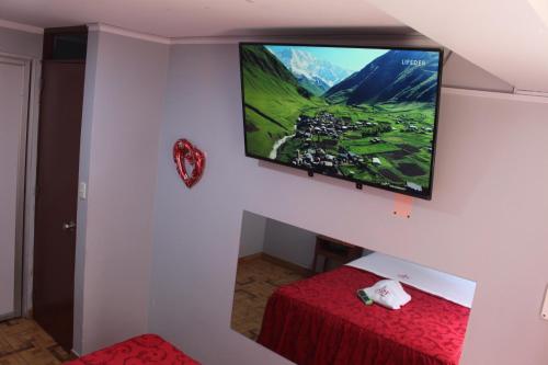 Μια τηλεόραση ή/και κέντρο ψυχαγωγίας στο Hostal Paris MYP 2