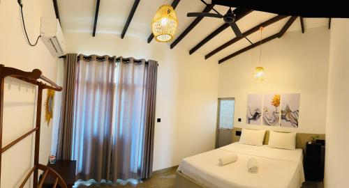 سرير أو أسرّة في غرفة في Eden Villa - Ahangama
