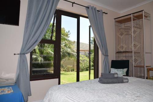 Ένα ή περισσότερα κρεβάτια σε δωμάτιο στο A new apartment with a view at Goedehoop, Strand, Western Cape