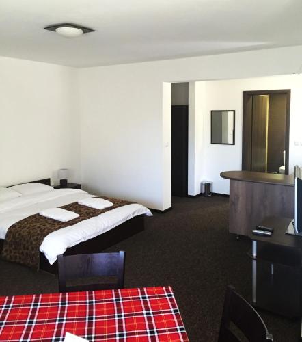 Llit o llits en una habitació de Park Hotel Eagle Stone