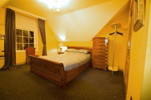 漢密爾頓的住宿－別墅酒店，一间卧室配有一张床、一个梳妆台和一扇窗户。