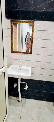 a bathroom with a sink and a mirror at Sakshi Seva Sadan Vrindavan Homestay & Restaurant in Vrindāvan