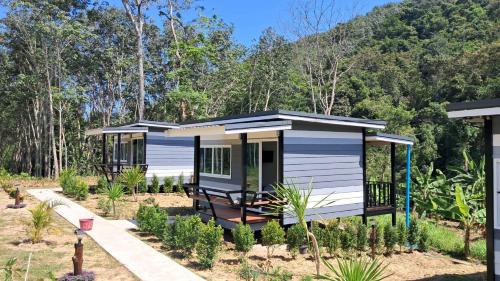 ein winziges Haus inmitten eines Gartens in der Unterkunft Greenview Room and Restaurant 