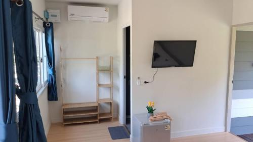 Zimmer mit einem Flachbild-TV an der Wand in der Unterkunft Greenview Room and Restaurant 