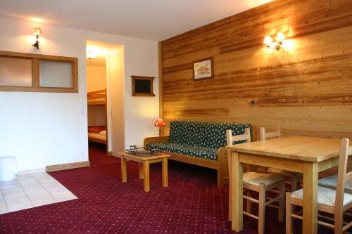un salon avec un canapé et une table dans l'établissement Vacancéole - Résidence Lautaret 5, à Les Deux Alpes