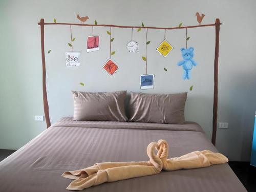 Ban Non ChanThe Palm Village的卧室里有一张床，床上有一条毛巾