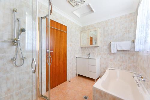 O baie la Warm 2BR Home Relaxing Stay Near St Marys Centre