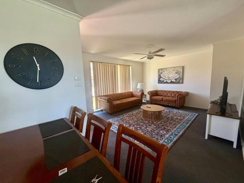 Χώρος καθιστικού στο Quiet & Convenient