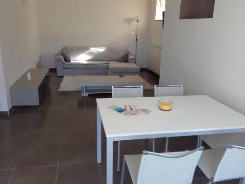 ein Wohnzimmer mit einem Tisch, Stühlen und einem Sofa in der Unterkunft Ca du Chicco in Cannero Riviera