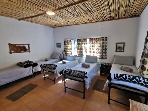 En eller flere senge i et værelse på Juriesfontein Guestfarm