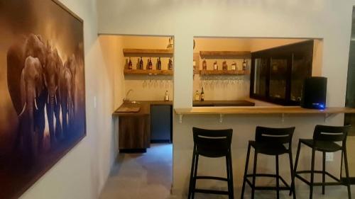 Η κουζίνα ή μικρή κουζίνα στο Fikani game lodge