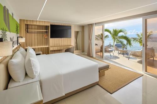 Una cama o camas en una habitación de LIME Resort Bohol, a member of Radisson Individuals Premier