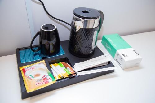 una cafetera encima de una mesa en ديلوكس فخامة مكة, en An Nikāshah