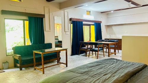 Giường trong phòng chung tại Black Pearl River Side Rooms