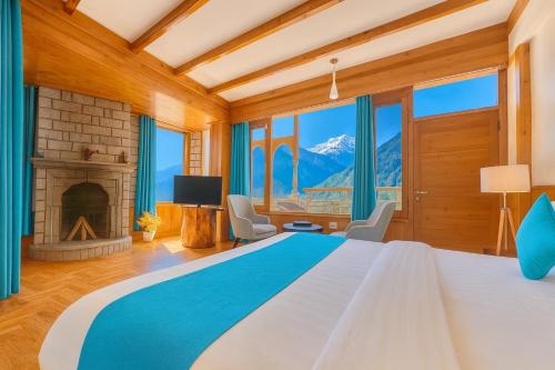 ein Schlafzimmer mit großem Bett und Kamin in der Unterkunft Hotel Valley View with natural hot spring water Vashisht, Manali in Manali