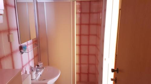 Bilik mandi di Rooms Vjera