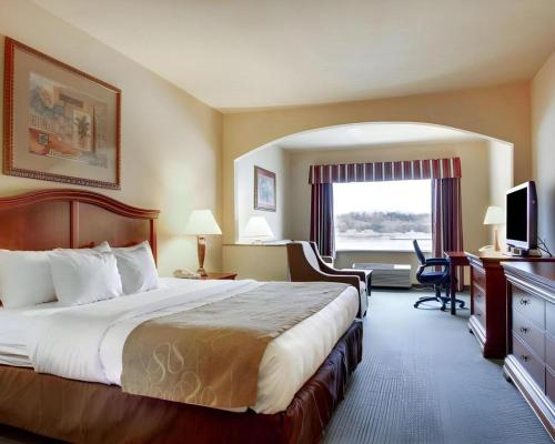 Postel nebo postele na pokoji v ubytování Clarion Suites Vidalia Riverfront