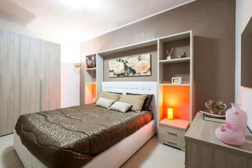 - une chambre avec un grand lit et un bureau dans l'établissement Casa Petra ai Quattro Canti, à Palerme