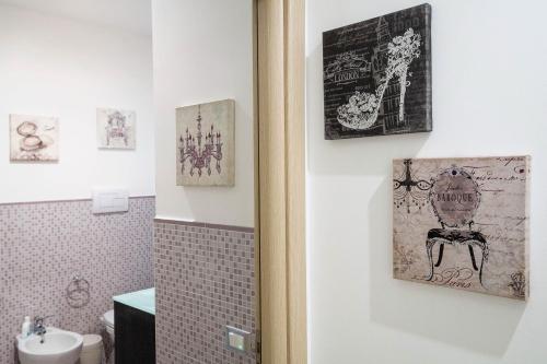 baño con pinturas en la pared y aseo en Casa Petra ai Quattro Canti, en Palermo