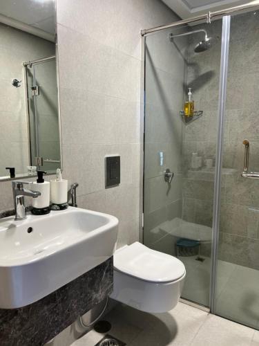 阿布扎比Cozy Room In Abu Dhabi Reem island Near to Galeria Mall的带水槽、淋浴和马桶的浴室