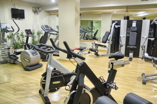 
The fitness center and/or fitness facilities at Suites Camino Real
