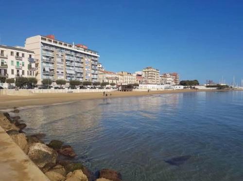 een uitzicht op een strand met gebouwen en de oceaan bij La Dolce Sosta in Crotone