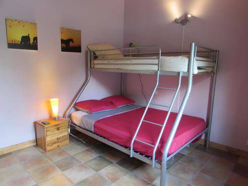 莫雷勒斯Gîte Lavande - Gîtes Au Bas Marais的一间卧室配有双层床和床头柜。