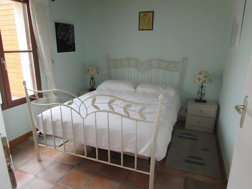 莫雷勒斯Gîte Nénuphar - Gîtes Au Bas Marais的一间卧室，有一张白色的床和一扇窗户