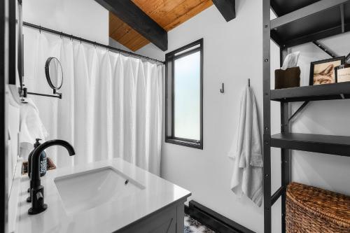 Black Butte RanchにあるShields Shaletの洗面台と鏡のあるバスルーム