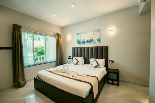 una camera da letto con un letto grande e una finestra di D7 La Serene a Benaulim