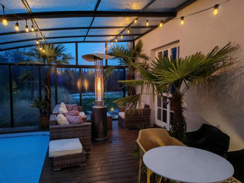 patio z krzesłami i stołami na tarasie w obiekcie Strefa ZEN z Jacuzzi i Basenem w mieście Żerniki Wroctawskie