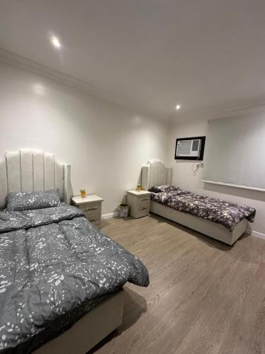 En eller flere senge i et værelse på شقة أنيقه غرفتين وصالة بدخول ذاتي