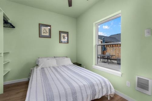 Un dormitorio con una cama y una ventana en Scrubjay Suite, en Redmond