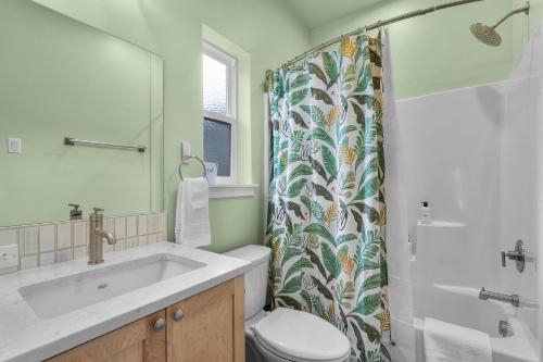 Un baño con lavabo, inodoro y ducha. en Scrubjay Suite, en Redmond