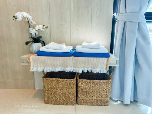 芭东海滩Soulful Stay Phuket -Distant Seaview and Mountain View Retreat, Patong的桌子上放着三个装有毛巾的篮子。
