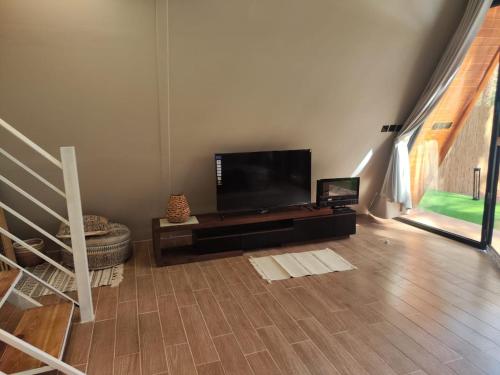 Un televizor și/sau centru de divertisment la كوخ ساره الريفي