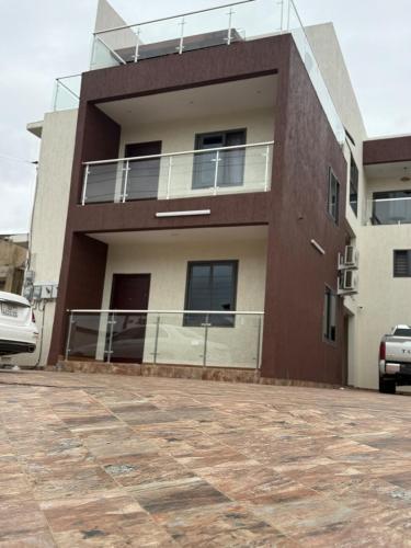 un edificio con un parcheggio antistante di Decent One Bedroom Apartment at Tantra Hills a Tantra Hill