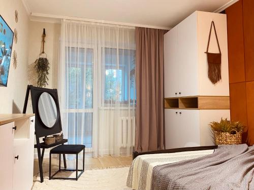 een slaapkamer met een bed en een raam bij Bohemian Rust in Chişinău