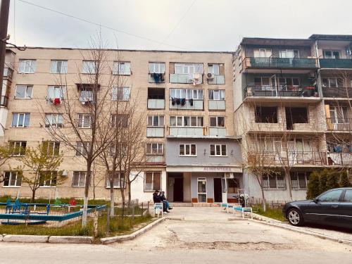 een appartementencomplex met een auto ervoor geparkeerd bij Bohemian Rust in Chişinău