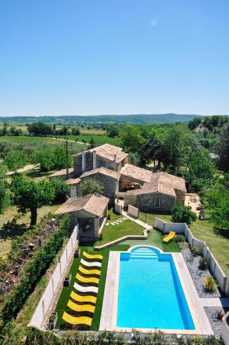 Vista aérea de una casa con piscina. en Le Mas, en Saint-Sauveur-de-Cruzières