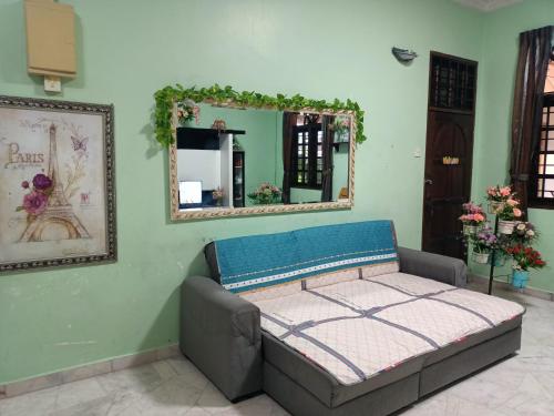 Un pat sau paturi într-o cameră la Delima Guest House Kangkar Pulai